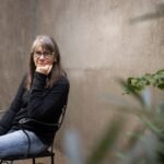 Violaine Bérot, la escritora que dejó la inteligencia artificial para criar cabras: “Ahora observo a los humanos con ojos de ganadera”