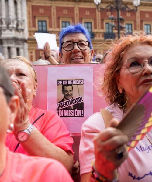 Miles de personas claman en Sevilla por la gestión de los cribados de cáncer: “No somos nada para ellos”