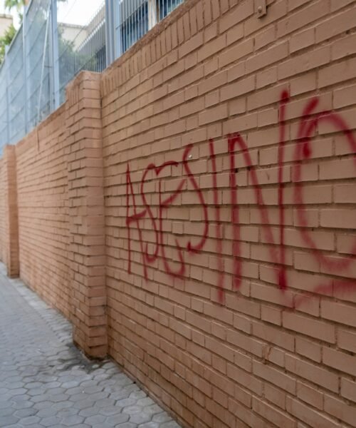 El cráter del suicidio tras el ‘bullying’: una menor muerta en Sevilla, padres destrozados, chicas hostigadas, alumnos y profesores en ‘shock’