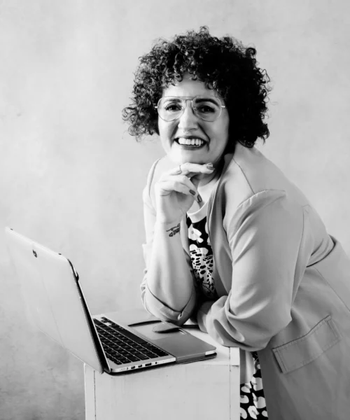 Silvia Manzano Giráldez florece entre dolor y ternura con su primer libro Espinas Rosas