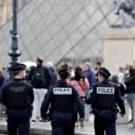 Las primeras imágenes del momento en que rompen las vitrinas de Louvre para robar las joyas del museo