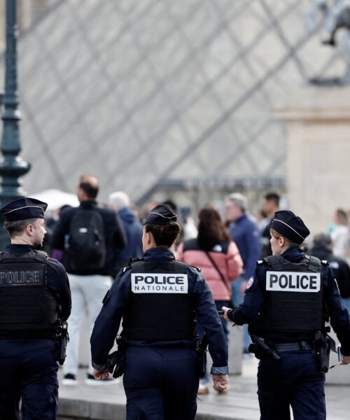 Las primeras imágenes del momento en que rompen las vitrinas de Louvre para robar las joyas del museo