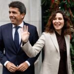 Hacer opcional el castellano y contratar profesores que no han acabado la carrera: las peticiones inviables de Mazón y Ayuso