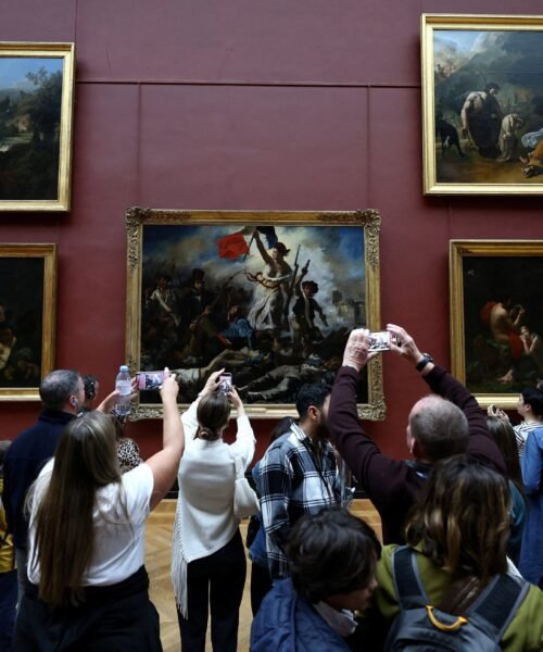 El Louvre del día después: el museo vuelve a abrir con la herida a la vista
