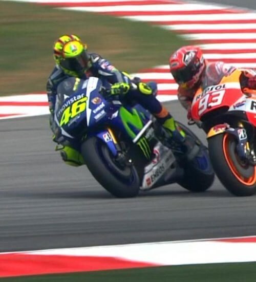 Diez años de la patada de Rossi a Márquez en Sepang: el día en que MotoGP dibujó dos bandos y se futbolizó para siempre