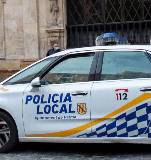 Una mujer se asusta por una araña y choca contra un coche y tres motocicletas en Palma
