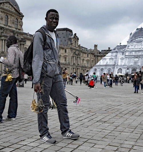 El Louvre, gran museo nacional, en estado crítico y convertido en un zoco multicultural
