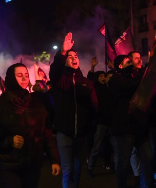 El Gobierno estudia sanciones para quienes lanzaron proclamas racistas y pidieron “un tiro en la nuca” contra Sánchez en una manifestación de Falange