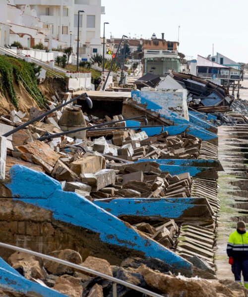 Matalascañas, zona de ‘guerra’ tras el paso de la borrasca Francis: el mar engulle la mitad de su litoral y amenaza a cientos de viviendas