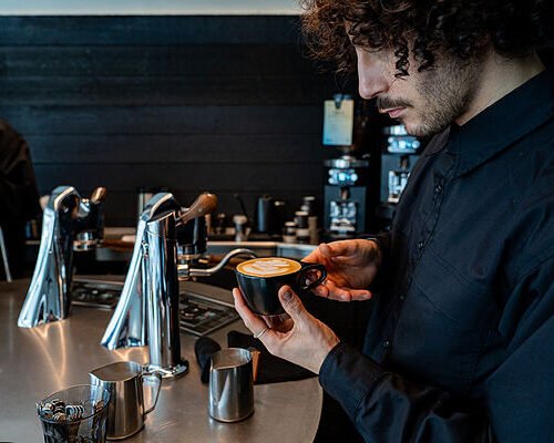 Las mejores cafeterías de Barcelona para volver a la rutina: café de especialidad, teletrabajo y bollería artesana