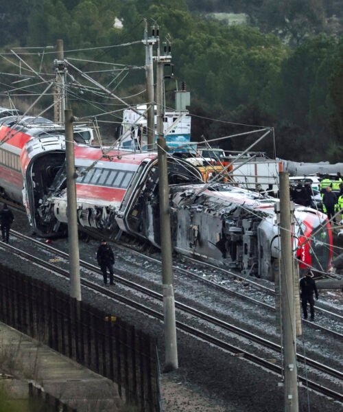 Accidente de tren en Córdoba: el terreno y la caída de los vagones dificultan el acceso de maquinaria pesada para completar el rescate con 40 muertos ya