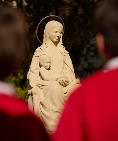 Los pupitres vacíos en su nuevo colegio de Pepe y Cristina, los hijos de la vecina que se hizo famosa con María del Monte