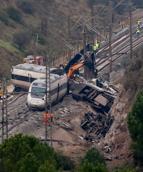 La lluvia y la búsqueda de otros dos desaparecidos ralentizan la retirada de los trenes
