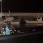 Una narcolancha se refugia por primera vez en Caleta de Vélez (Málaga) y los narcos llegan saludando