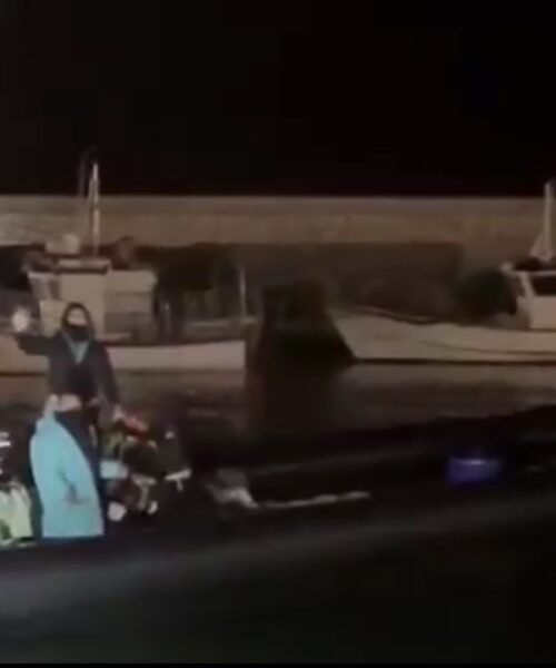 Una narcolancha se refugia por primera vez en Caleta de Vélez (Málaga) y los narcos llegan saludando