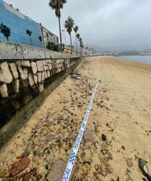 A Policía Local de A Pobra corta un treito do paseo dos Areos ante o risco de derrubamento