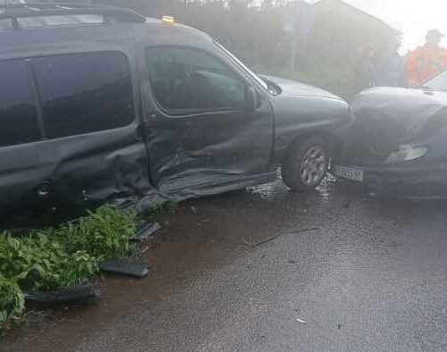 Dúas persoas resultaron feridas tras un accidente de tráfico en Ribeira e un conductor ferido nunha saída de vía no Alto da Mámoa