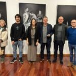 Inaugurada en Ribeira a exposición “Viacrucis e 15 testemuñas”, de Xulio Gil