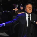 Julio Iglesias hace públicos supuestos mensajes de las mujeres que le acusan para tratar de desacreditarlas
