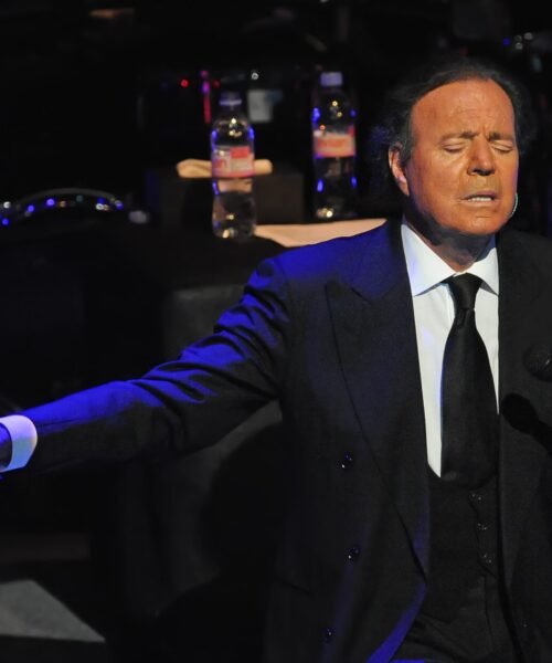 Julio Iglesias hace públicos supuestos mensajes de las mujeres que le acusan para tratar de desacreditarlas