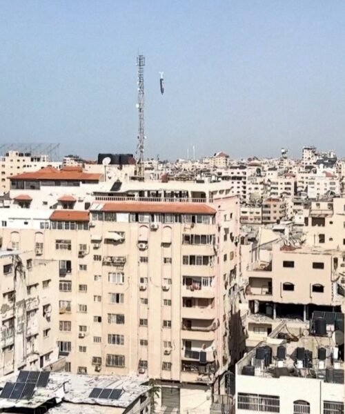 Israel mata al menos a 32 personas, siete de ellas niños, en bombardeos en Gaza contra edificios y tiendas de campaña de desplazados