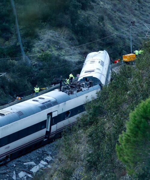 Los equipos de rescate trabajan en el accidente de Adamuz, que ya suma 42 muertos y 39 hospitalizados