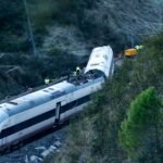 Los equipos de rescate trabajan en el accidente de Adamuz, que ya suma 41 muertos y 39 hospitalizados