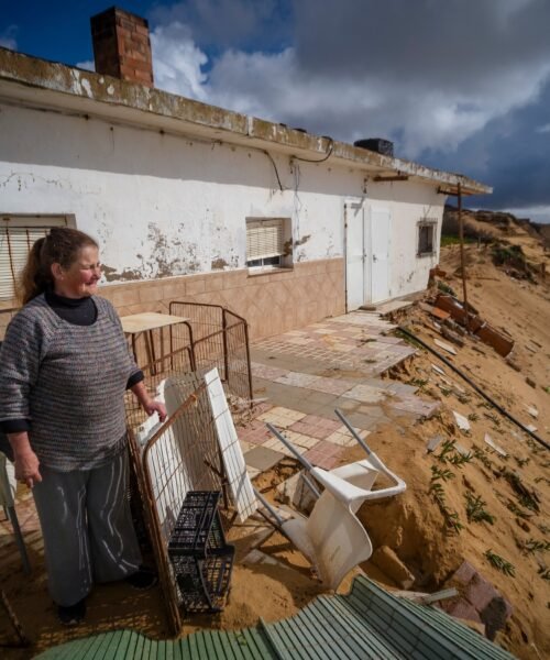 Matalascañas, la playa idílica que pierde la batalla contra el mar: “Mi casa se caerá la primera”