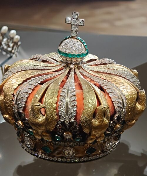 Nuevas imágenes de las cámaras del Louvre muestran por primera vez el robo en el interior del Museo