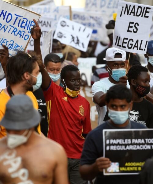 Papeles para salir de las sombras: un informe calcula que en España residen unas 840.000 personas de forma irregular