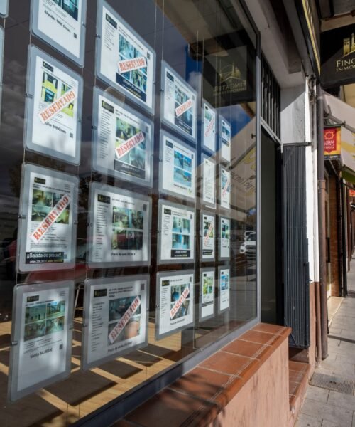 Consumo investiga a los portales inmobiliarios por ofrecer alquileres por encima de la ley en zonas tensionadas