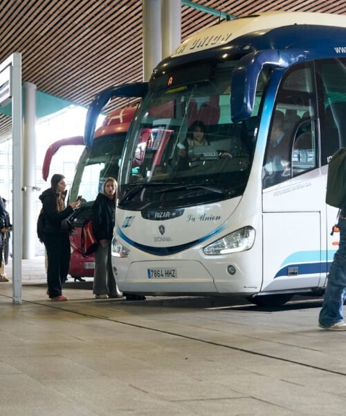Cómo funciona y cuánto vale el abono único, un gran cambio en el transporte público que llega hoy (y que no es una tarjeta)