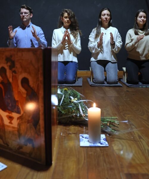 Por qué hay jóvenes que vuelven a creer en tiempos de crisis