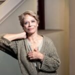 Parinoush Saniee, la escritora que convirtió el silencio de Irán en grito literario: “La gente se mantiene firme frente a las balas de este régimen brutal”