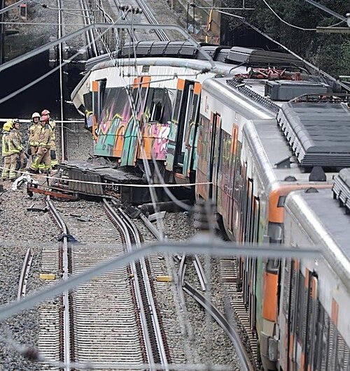 Los Bomberos apuntan a una «cesión del terreno» como causa del accidente de tren en Barcelona