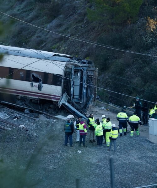 La gran prioridad del operativo de rescate: levantar los vagones para recuperar los últimos cadáveres