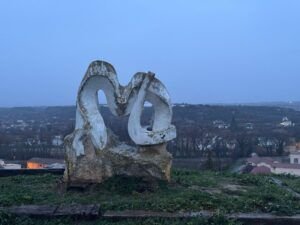 El símbolo montañero de Barbastro vuelve a ser dañado en la Barbacana