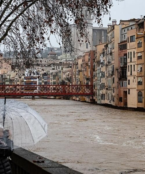 Un desaparecido en Gerona al ser arrastrado su coche por una riera durante el temporal de levante que azota Cataluña