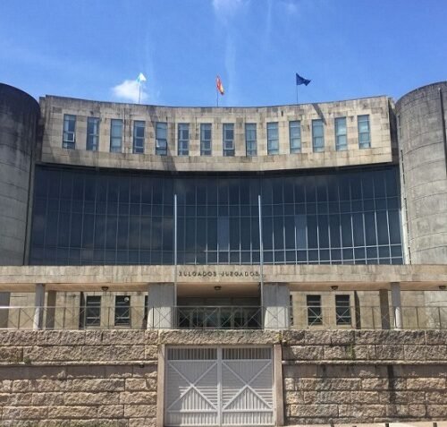 Piden 624.000 euros y 25 años de cárcel para tres acusados por tráfico de drogas en Rianxo