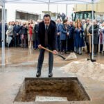 El Gobierno de Juanma Moreno pone la primera piedra de la obra del mayor hospital andaluz «tras dos décadas de espera»