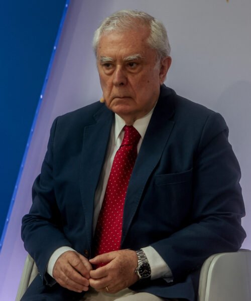 El diplomático Javier Rupérez y el ex ministro Jordi Sevilla, en el ‘Foro España a Debate’ de Tomares