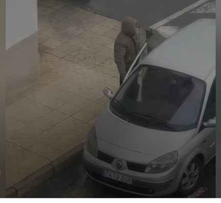 Grava un delincuente reincidente entrando no seu coche en Ribeira
