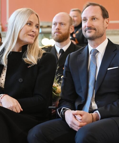 Mette-Marit, bajo la lupa: su prolongado contacto con el pederasta Epstein indigna a Noruega