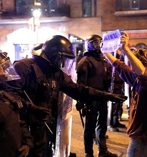 Los Mossos defienden el uso de gas pimienta para evitar el cuerpo a cuerpo después de que entidades exijan al Govern su prohibición