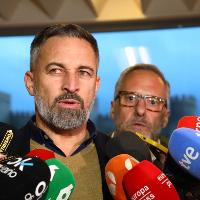 Abascal advierte a Feijóo de que el PP ha sacado en Aragón menos del doble de diputados que Vox