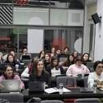 Finaliza la primera microcredencial en Periodismo Económico de la UAB y la APIEC