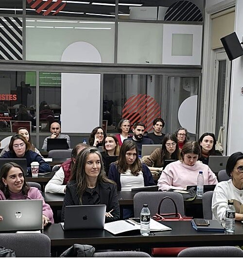 Finaliza la primera microcredencial en Periodismo Económico de la UAB y la APIEC