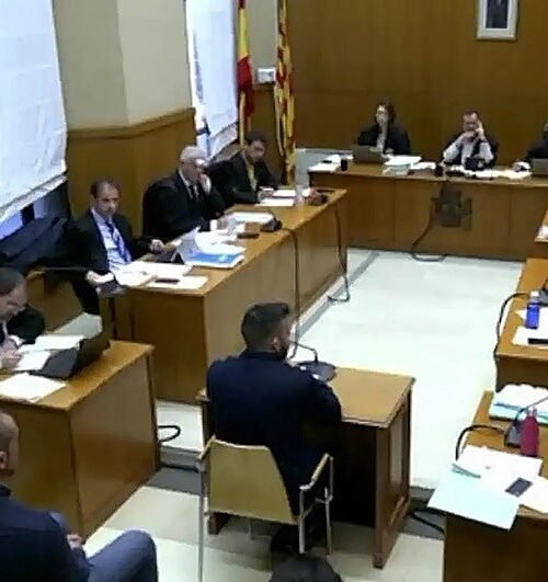 El TSJC rebaja de siete a cuatro años de prisión la condena a dos mossos por agresión y detención ilegal a un joven