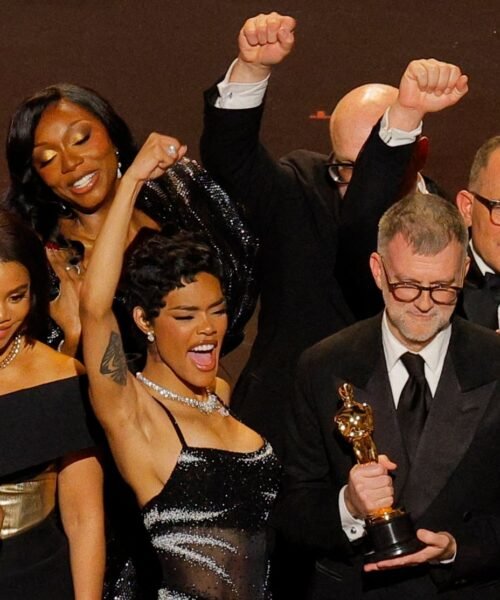 ‘Una batalla tras otra’ gana el duelo de los Oscar con seis premios en una gala ajena a la política y a la guerra