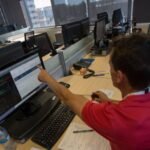 Del paquete pendiente al chantaje con IA: guía básica para no caer en las estafas más consultadas en el 017